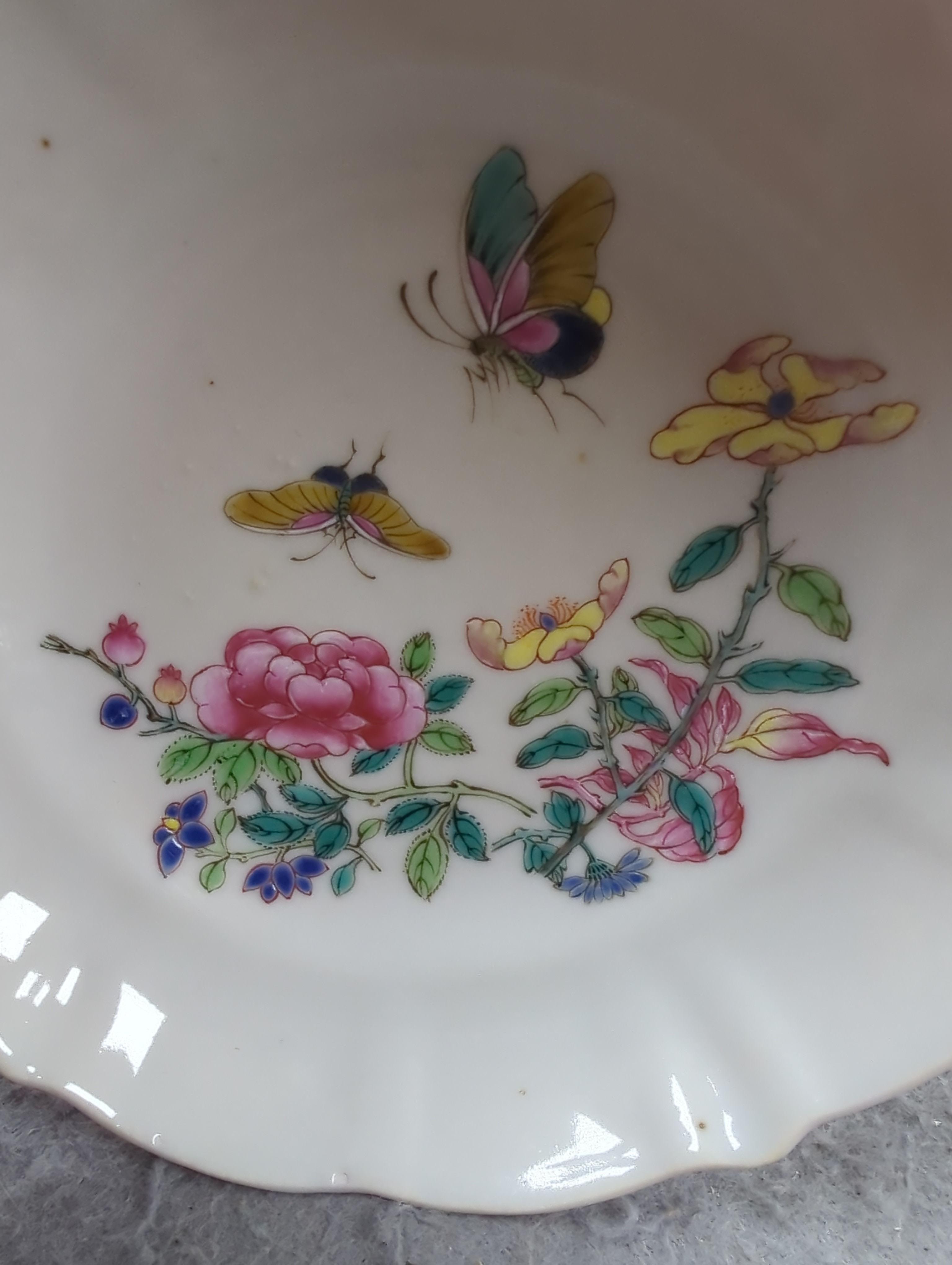 A pair of Chinese famille rose dishes, 12.5cm diameter